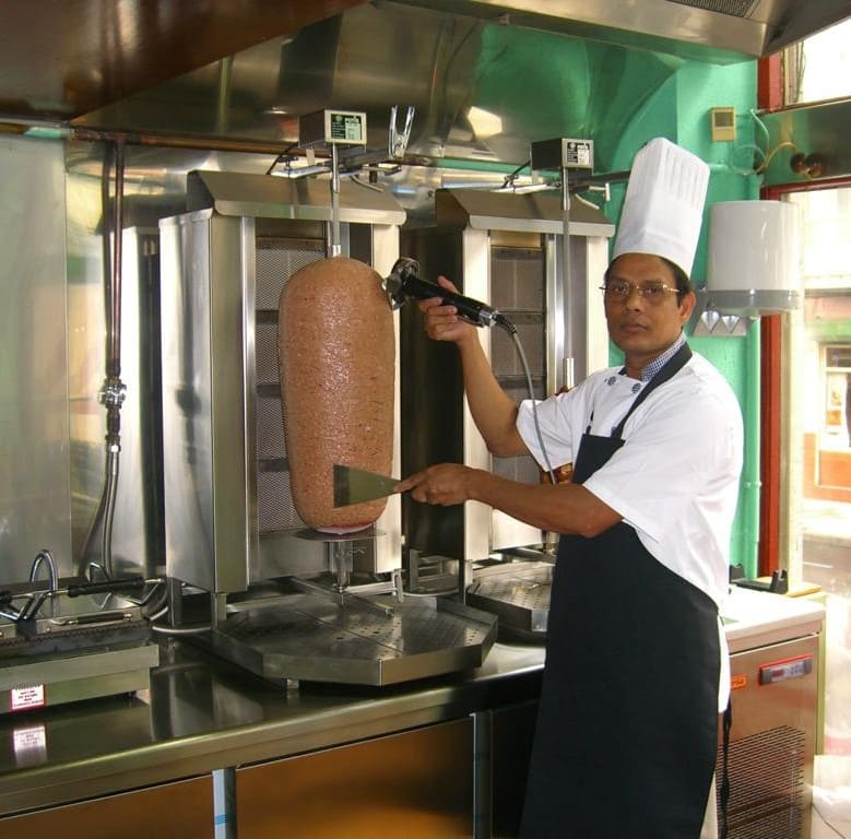 kebab-la-casa-de-estambul-gijon-mohammed-cortando-kebab